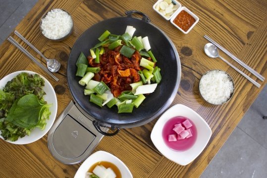 와촌불고기 상차림 — 굵게 썬 대파를 올린 불고기와 반찬