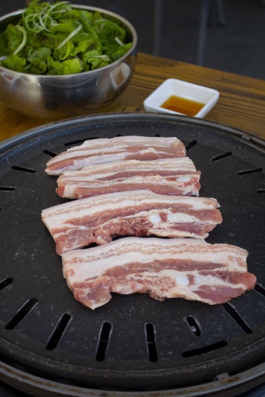 불판에 올린 생삼겹살과 파무침
