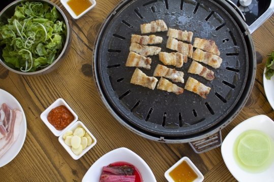 와촌삼겹살 상차림 — 구운 삼겹살과 반찬